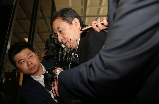 신현우 전 옥시레킷벤키저 대표가 9일 가습기 살균제 사망사고 관련 조사를 받기 위해 서초동 서울중앙지검으로 들어가고 있다.